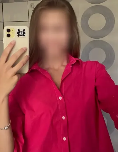 Chloe, 27