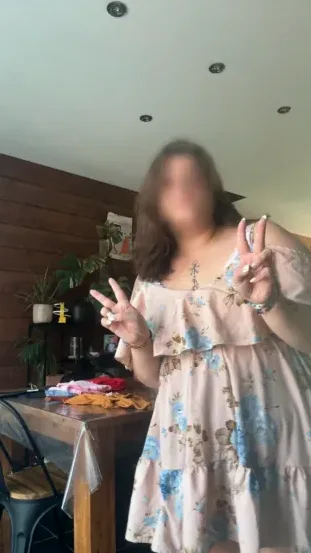 Leanne, 23